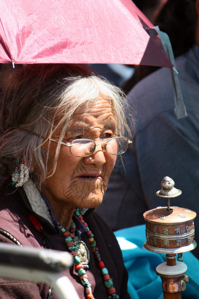 In Himachal Pradesh begegneten wir einer alten Pilgerin, die in Begleitung eines Mönches und einer Nonne die mühselige Reise zum Ladakh-Besuch des Dalai Lama machte. Diese alte Frau mit Gebetstrommel bei der Lesung des Dalai Lama in Choglamsar mag eine ähnliche Odyssee hinter sich gebracht haben.