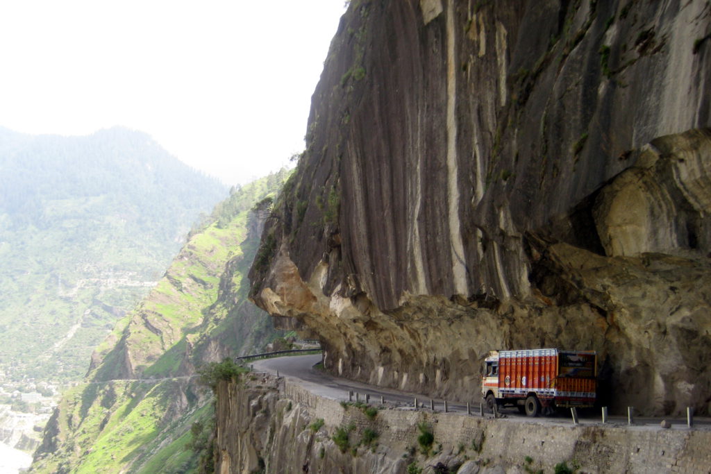 Wer von Shimla nach Norden fährt, sollte nicht unter Höhenangst leiden: Einige der Straßen führen an tausend Meter tiefen Abgründen entlang. Am Besten ruhig bleiben und sich auf die Schönheit der entlegenen Landschaft konzentrieren – auch beten soll schon geholfen haben.