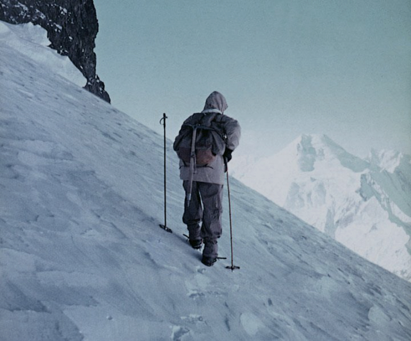 Schicksalsberg: Hermann Buhl blickt von der Schulter des Broad peak zur Chogolisa. © K. Diemberger