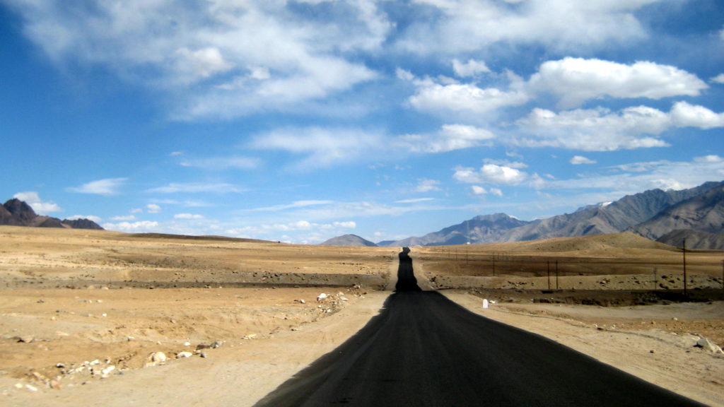 Die Straße von Leh nach Alchi. Die Weite der Berglandschaft Ladakhs kommt dem On The Road-Gefühl sehr entgegen. Es mag an der dünnen Luft liegen, aber sich frei wie der Wind zu fühlen, ist hier ganz leicht – sofern Reisekasse und Verdauungssituation es gestatten.
