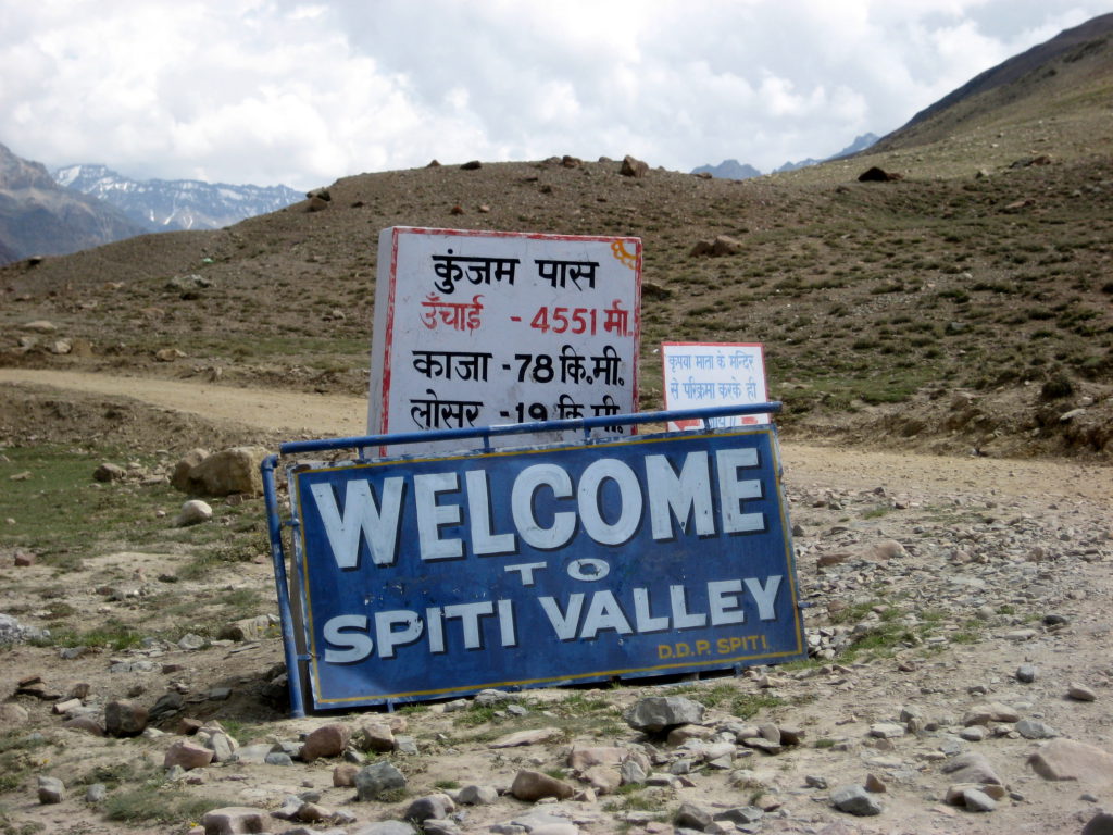 Am Eingang ins Spiti Valley, dem Namen nach das „Mittelland“ (zwischen Indien und Tibet). Hier besteht noch immer eine originär buddhistische Kultur mit zahlreichen Klöstern wie Dhankar, Kye oder Tabo, wo der Dalai Lama seinen Lebensabend zu verbringen wünscht.