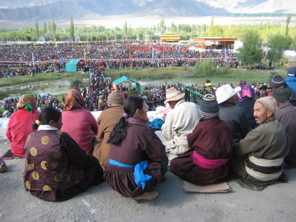 Einmal pro Jahr kommt der Dalai Lama nach Ladakh, einst die westlichste Provinz Tibets. Zu diesem Anlass pilgern an die 40.000 Mönche, Nonnen, Ladakhi-Bauern, indische Buddhisten und westliche Reisende in das tibetische Flüchtlingslager in Choglamsar bei Leh.