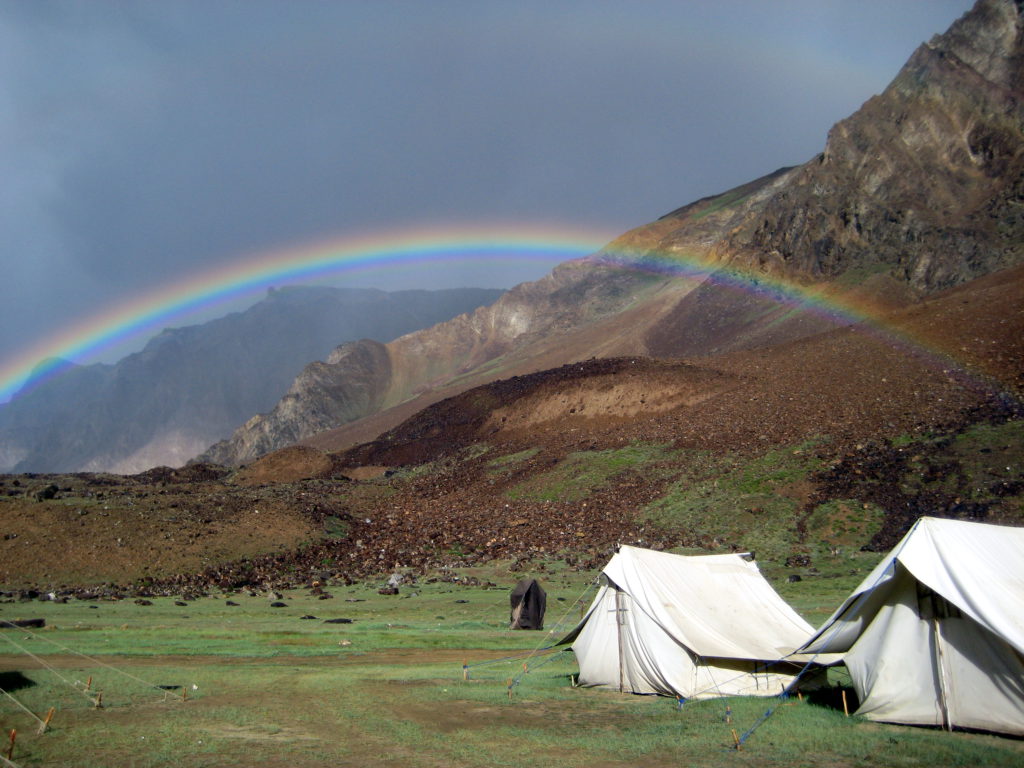 Das schwarze kleinen Zelt direkt unterm Regenbogen würde man Wilden Westen als Outhouse bezeichnen. Was darin aber für finstere Geschäfte verrichtet wurden, brachten wir nicht in Erfahrung, denn wir hatten unser eigenes Klo im (weißen) Zelt.