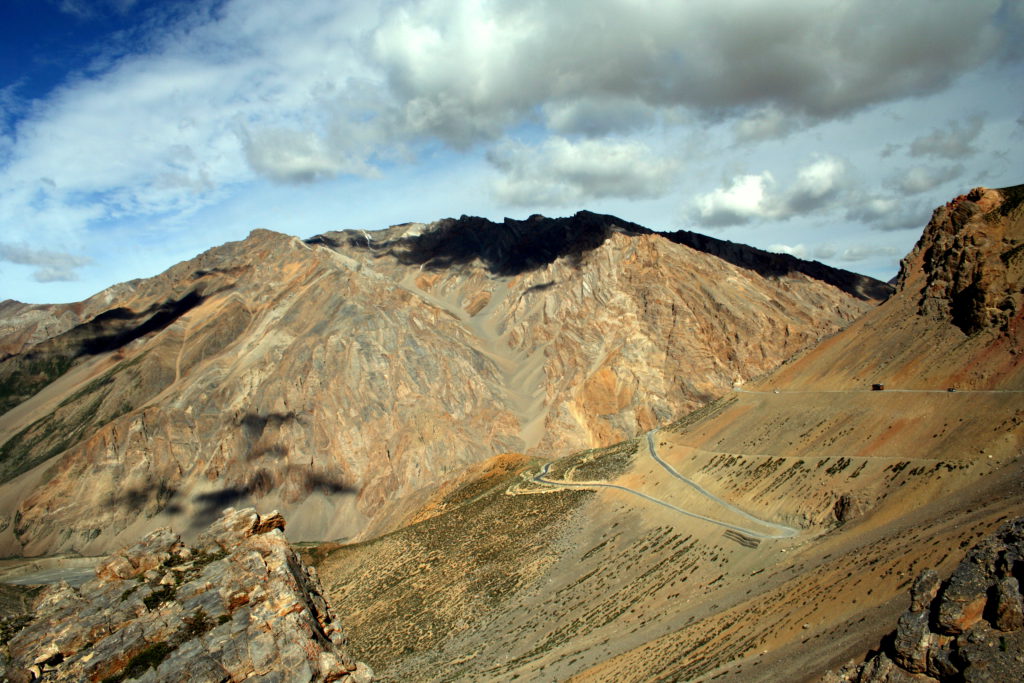 An der südlichen Grenze Ladakhs. Der Metallgehalt des Gesteins setzt bei der Oxydation Farbkombinationen frei, die von beige über violett bis schwarz reichen. Darüber das klare Tiefblau des Himmels am „Vordach der Welt“.