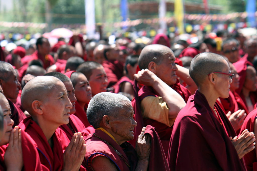 Nonnen und Mönche bei der Vorlesung des Dalai Lama in Choglamsar. Man beachte den Ausdruck von Hingabe an den Moment in den Gesichtern. Nicht umsonst ist der tibetische Beiname Seiner Heiligkeit „Kundün“, was soviel wie „Gegenwart“ bedeutet.