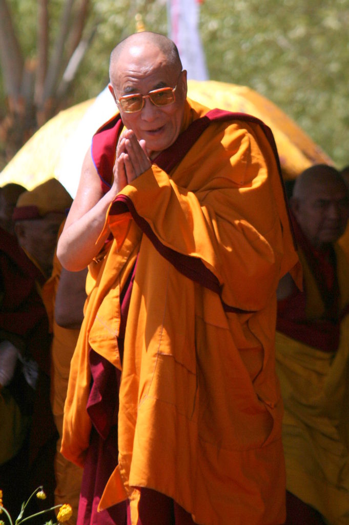 Seine Heiligkeit, der Dalai Lama – sichtlich in die Jahre gekommen, aber stets bereit, in allen Lebenssituationen das Humorvolle zu finden. Vier Tage lang sprach er von 9:00 bis 13:00 Uhr auf Ladakhi über den Weg des Buddha Avalokiteshvara (in Tibet Chenresi genannt), den Buddha der Barmherzigkeit, dessen Inkarnation er selbst ist.