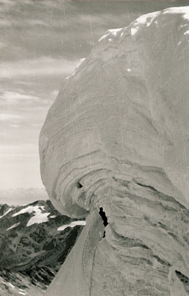 Süsses zur Nachspeise: Die Schaumrolle über der 700m hohen Königswand. Diemberger traf hier auf die Seilschaft Knapp/Unterweger mit der er sich später bezüglich der Darstellung der Erstdurchsteigung überwarf. Der Stein des Anstosses, die Schaumrolle, die zum Zeitpunkt des Geschehens als größte Gipfelwechte der Alpen galt, brach im Sommer 2001 ab.