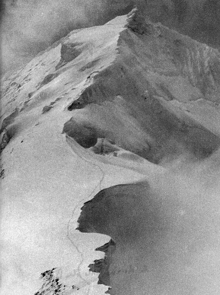 Zwei Spuren im Schnee. Eine führt zurück ins Leben. Die andere ins Nichts. © K. Diemberger