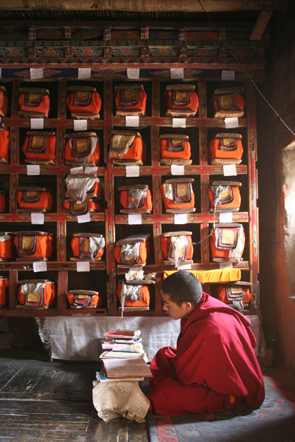 Mönch in der Bibliothek des Klosters Thiksey / Ladakh.