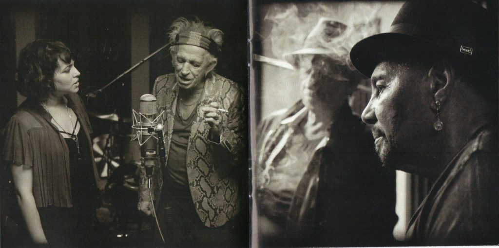 Herzensangelegenheit: Keith Richards im Studio, mit Norah Jones (l.) und Aaron Neville (r.).